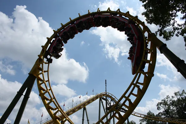 De loopingachtbaan Balagos in Avonturenpark Hellendoorn