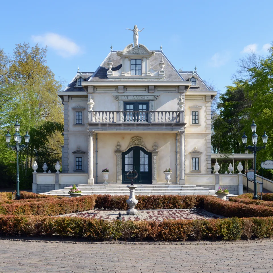 De gevel van Villa Volta in de Efteling op een foto uit 2017