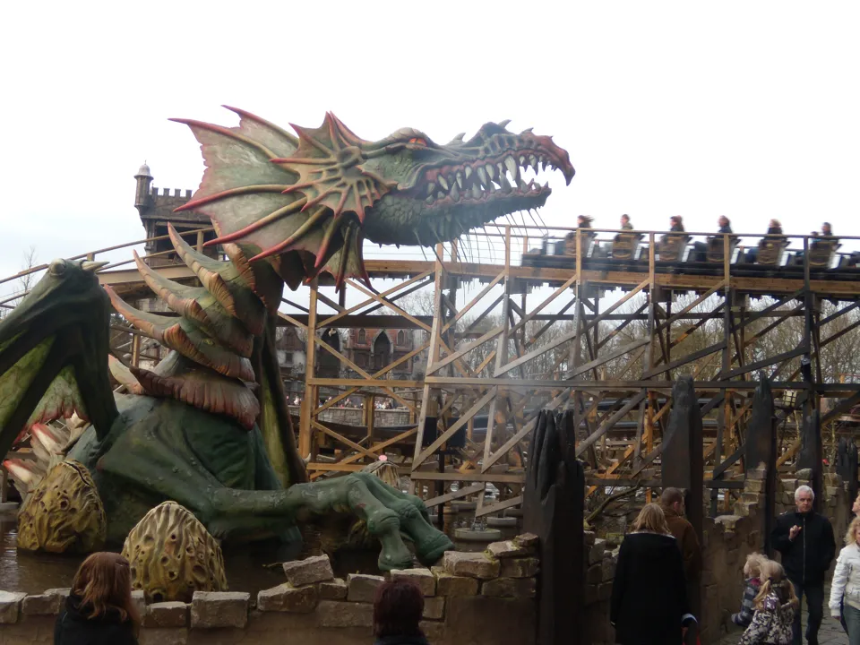 De draak bij de houten raceachtbaan Joris en de Draak in de Efteling