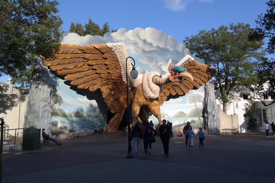 De grote vogel boven de ingang van Vogel Rok in de Efteling