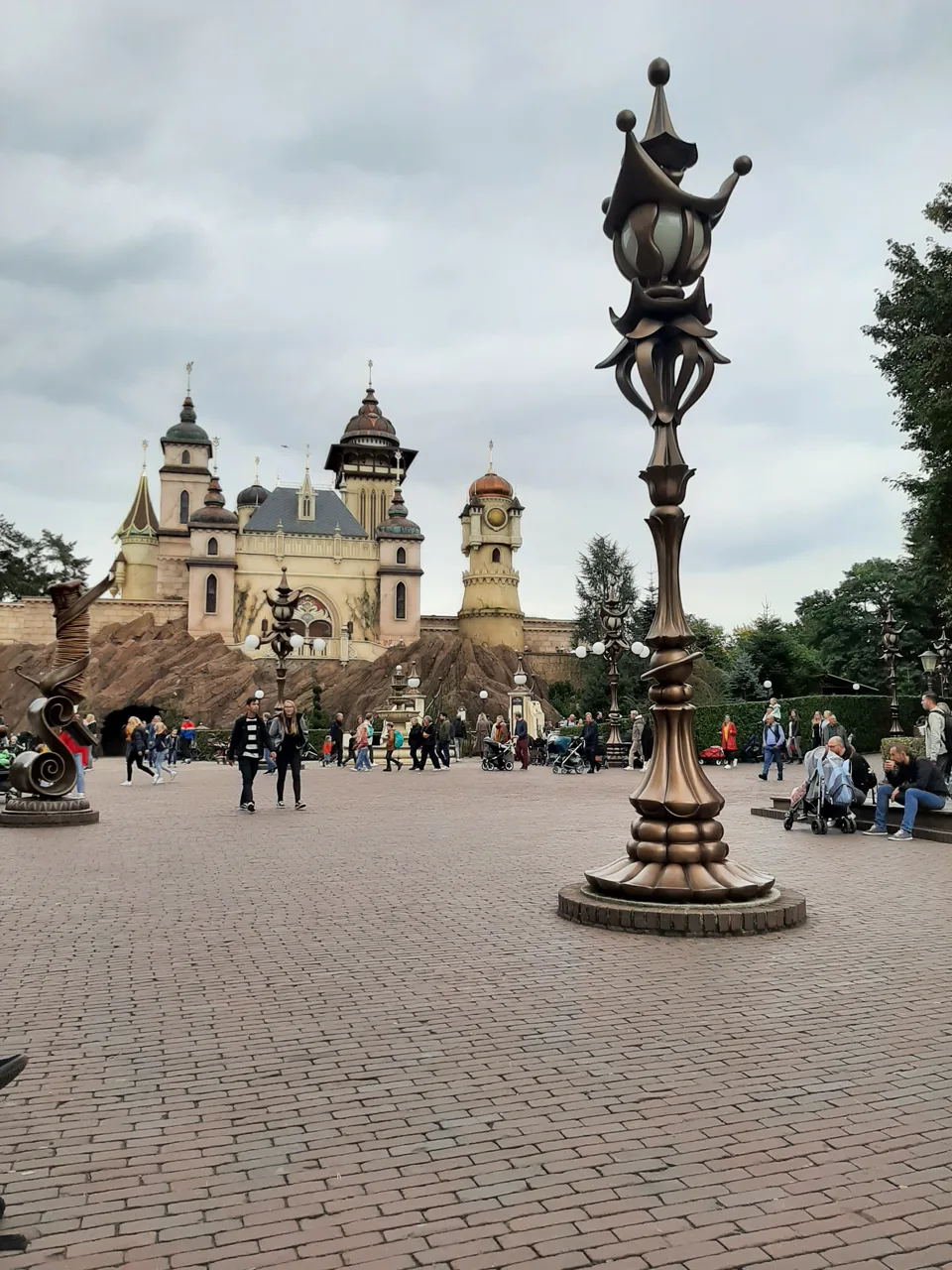 Het paleis van Symbolica met een lantaarn op de voorgrond